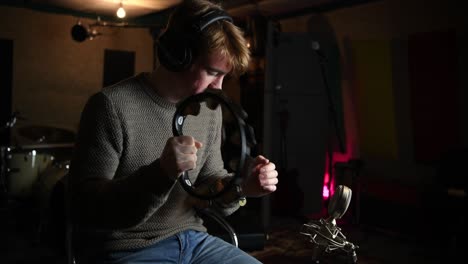 Recording-tambourine-in-the-studio