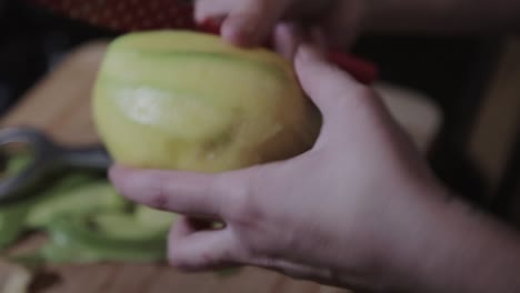 Peeling-Frische-Grüne-Mango-Mit-Einem-Scharfen-Messer---Nahaufnahme