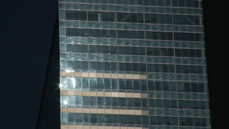 Static-time-lapse-sun-reflection-increse-on-glass-facade-on-skyskraper,-New-York,-Medium-shot