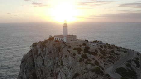 El-Dron-Del-Amanecer-Disparó-Sobre-El-Faro-De-Cap-Formentor,-Mallorca