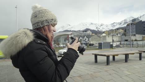 Junge-Frau-Mit-Rosa-Haaren-Und-Wollmütze,-Die-Fotos-In-Der-Stadt-Ushuaia-Macht