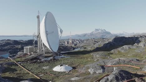 Vista-Lateral-De-La-Antena-Parabólica-De-Comunicación-Por-Satélite-En-Nuuk,-Groenlandia