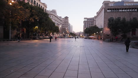 Sonnenaufgangsspaziergang-In-Den-Straßen-Von-Barcelona,-Während-Vögel-Herumfliegen