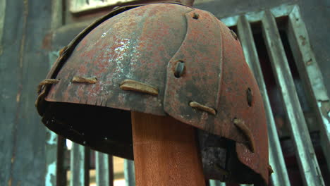 Tiro-Giratorio-Alrededor-De-Un-Casco-Antiguo-En-Un-Museo-De-Guerra-En-Taiwán