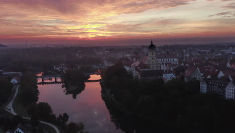 Unglaublicher-Sonnenaufgang-über-Neuburg-An-Der-Donau,-Deutschland