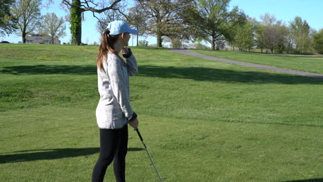 HD-Aufnahmen-Einer-Frau-Auf-Einem-Golfplatz-Mit-Einem-Golfschläger