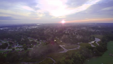 Morgenflug-Einer-Drohne,-Die-über-Niedrige-Wolken-Fliegt,-Wobei-Die-Sonne-Im-Hintergrund-Aufgeht