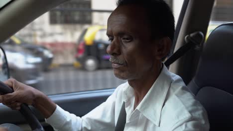 Taxista-Conduciendo-Un-Taxi-En-Mumbai---Goldy