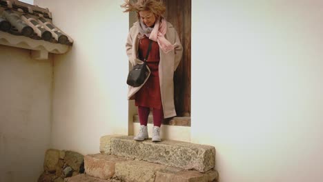 Frau,-Die-Die-Treppe-In-Der-Burg-Himeji-In-Japan-Mit-Fallendem-Schnee-Hinuntergeht---Slowmo