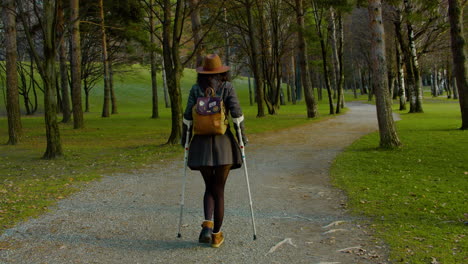 Wounded-woman-walking-with-crutches-outdoor