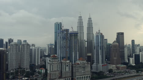Skyline-Von-Kuala-Lumpur,-Petronas-Towers,-Wolkenkratzer,-Bewölkt,-Malaysia