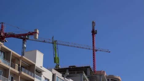 Grúa-De-Construcción-En-Obra-En-Movimiento-En-Malta