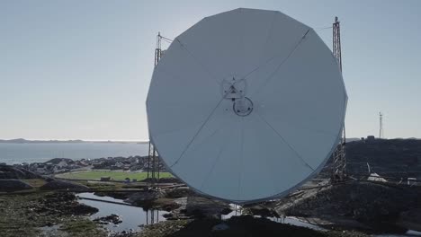 Satellitenantennenschüssel-In-Nuuk,-Grönland.-Abgesperrt