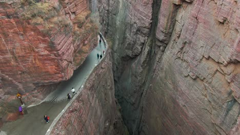 In-order-to-survive-in-the-cliff-cut-out-of-the-mountain-road，The-most-dangerous-road-in-the-world