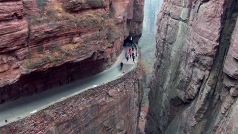 Um-In-Der-Klippe-Zu-überleben,-Die-Aus-Der-Bergstraße-Geschnitten-Wurde,-Klippenstraße-Im-Dorf-Guoliang