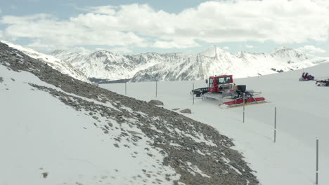 Snowcat-Preparación-De-Nieve-En-Un-Sendero-De-Alta-Montaña-En-La-División-Continental-En-Colorado