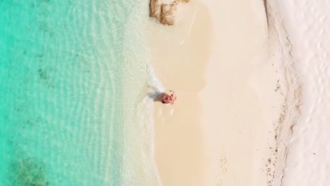 Couple-on-tropical-beach-takes-a-selfie