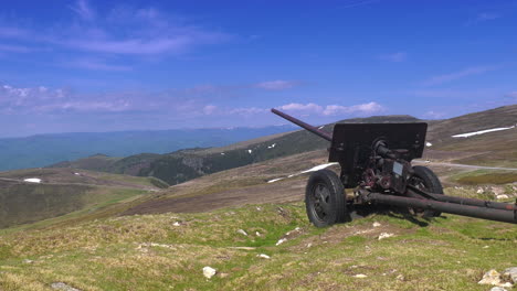 Cañón-Militar-De-La-Guerra-Dejado-En-La-Cima-De-La-Montaña