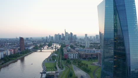 Panorama-Aéreo-Drone-Shot-Banco-Central-Europeo-Frankfurt-Europäische-Zentralbank-Ezb-Ecb-Fly-Out-With-The-Skyline-Sunset