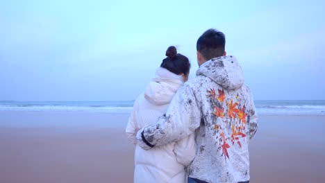 Las-Parejas-Jóvenes-Confían-El-Uno-En-El-Otro,-Amantes-De-La-Playa