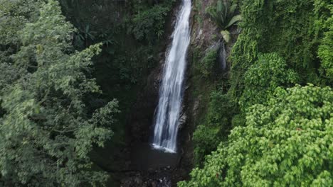 Volando-Por-Encima-De-La-Cascada-En-Tailandia