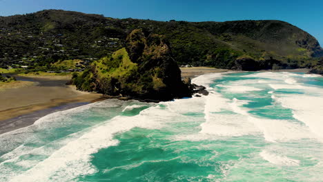 Schwarzer-Sandstrand-Von-Piha,-Westlich-Von-Auckland,-Neuseeland