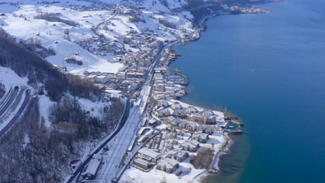 Große-Stadt-Mit-Schneegeräumten-Straßen,-Die-An-Einem-Hellen-Kalten-Wintertag-Am-Walensee-Durch-Das-Zentrum-Führen