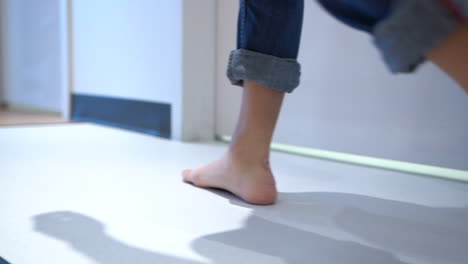 Walking-barefoot-in-a-clinic-2