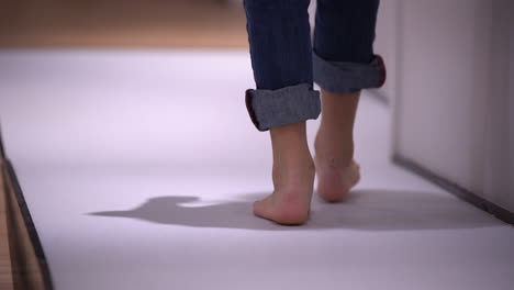 Talking-an-orthotics-examination-by-walking