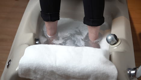 Mujer-Tomando-Un-Baño-De-Pies-En-Una-Clínica-Pediátrica-1