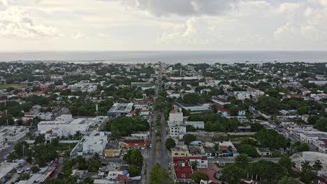 Cozumel-Mexico-Aerial-V22-Spektakuläre-Aussichtsdrohne,-Die-über-Av-Lic-Bentito-Juarez-Fliegt-Und-Gitterstadtbild-In-Richtung-Fährterminal-Mit-Endlosem-Karibischem-Meer-Und-Horizont-Tagsüber-Einfängt---September-2020