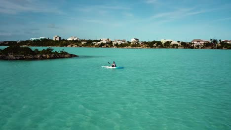 Reiten-Eines-Einsamen-Bootes-Auf-Seichten-Gewässern-In-Der-Nähe-Eines-Tropischen-Strandes-Auf-Turks--Und-Caicosinseln