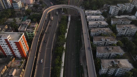 Intersección-De-Paso-Elevado-De-Bucle-De-Autopista-Con-Línea-Ferroviaria-Entre-Edificios-De-La-Ciudad