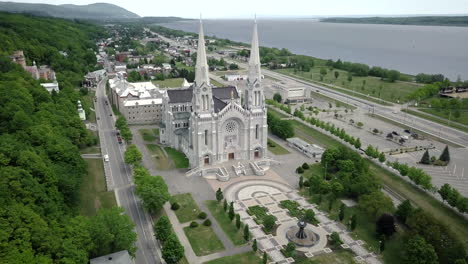 Beautiful-Facade-Of-The-Basilica-Of-Sainte-Anne-de-Beaupre-Along-Saint-Lawrence-River-In-Quebec,-Canada-At-Spring