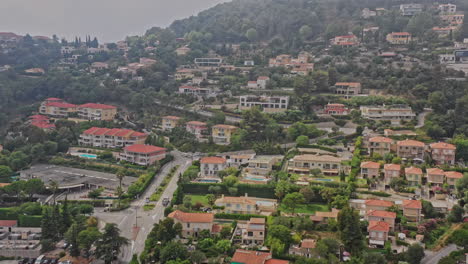 Eze-France-Aerial-V19-Filmische-Aufnahme-Einer-Drohnen-Flyover-Hügelnachbarschaft-Auf-Niedriger-Ebene,-Die-Das-Malerische-Stadtbild-Eines-Kleinen-Dorfes-Einfängt---Juli-2021