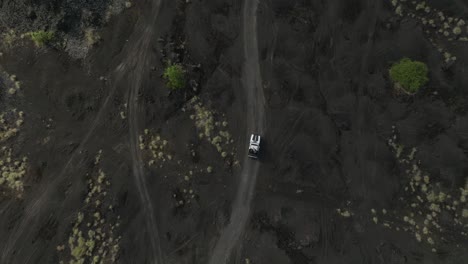 Oben-Abenteuer-Jeep-Tour-Durch-Trockene-Vulkanische-Basaltsandlandschaft