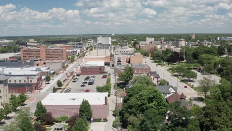 Muskegon,-Michigan-skyline-with-drone-video-moving-sideways