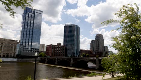 Grand-Rapids,-Michigan-skyline-with-time-lapse-video
