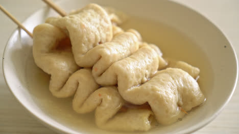 Odeng---Koreanischer-Fischfrikadellenspieß-In-Suppe---Koreanischer-Streetfood-Stil