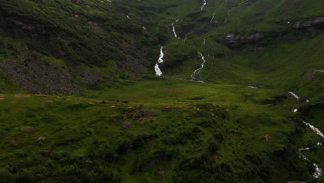 Vista-Aérea-Lejos-Del-Pueblo-De-Sæter-En-Geiranger,-Noruega---Retroceder,-Disparo-De-Drones