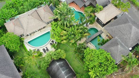 Luftbild-Von-Oben-Nach-Unten-Auf-Die-Tropische-Poolvilla-In-Canggu-Bali,-Indonesien