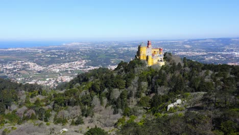 Vista-Aérea-De-Drones-Del-Palacio-Pena,-Sintra,-Lisboa,-Portugal,-Un-Hermoso-Y-Colorido-Edificio-Europeo-Con-Una-Arquitectura-Asombrosa,-Atracción-Turística-Popular-Sitio-Del-Patrimonio-Mundial-De-La-Unesco,-Europa