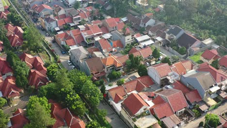 Barrio-Indonesio-Local-En-Bandung-Con-Tejados-Naranjas,-Amanecer-Aéreo