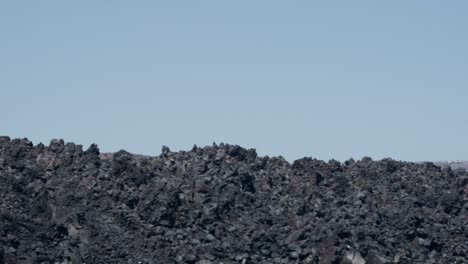 Roca-Volcánica,-Primer-Plano,-Vela-Pov,-Ventoso,-Océano,-Fira,-Santorini,-Islas,-Grecia
