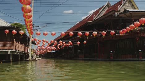 Schwimmender-Markt-Von-Damnoen-Saduak-In-Bangkok,-Thailand,-Touristische-Bootsfahrt-Am-Berühmten-Sightseeing-Ziel-Auf-Dem-Fluss,-Erstaunliche-Reiseerlebnisse-In-Südostasien