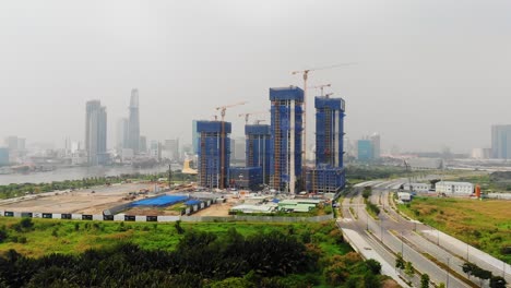 Massive-Immobilienentwicklung-In-Verschmutzter-Ho-Chi-Minh-Stadt,-Thu-Thiem;-Drohne