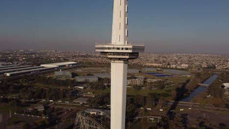 Eine-Dynamische-Rotierende-Luftaufnahme-In-Richtung-Des-Torre-Espacial-Aussichtsturms-Im-Viertel-Villa-Soldati-In-Buenos-Aires,-Argentinien