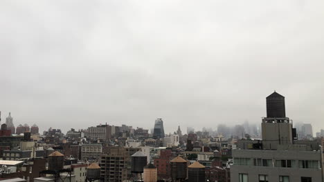 New-Yorker-Dächer-Und-Wassertürme-Im-Nebel