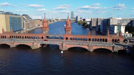 Kleines-Boot-Fährt-Durch-Schöne-Brücke-Perfekte-Luftaufnahme-Flugsockel-Runter-Drohnenaufnahmen-Der-Oberbaumbrücke-Berlin-Friedrichshain-Sonniger-Sommertag-2022