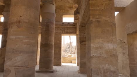 Blick-Durch-Sandsteinsäulen-Auf-Die-Tempelanlage-Von-Karnak-In-Ägypten